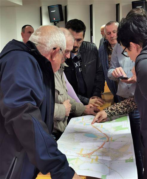 V úterý 25. dubna uspořádala společnost PRAGOPROJEKT, a.s. v zastoupení investora veřejně prospěšné stavby dopravní infrastruktury „I/34 Pelhřimov, západní obchvat“, kterým je Ředitelství silnic a dálnic ČR, Správa Jihlava jednání s vlastníky pozemků v k.ú. Myslotín dotčených trvalým záborem výše jmenované stavby. Na jednání, které se uskutečnilo v zasedacím sále MěÚ Pelhřimov byli vlastníci pozemků seznámeni se záměrem veřejně prospěšné stavby dopravní infrastruktury „I/34 Pelhřimov, západní obchvat“.