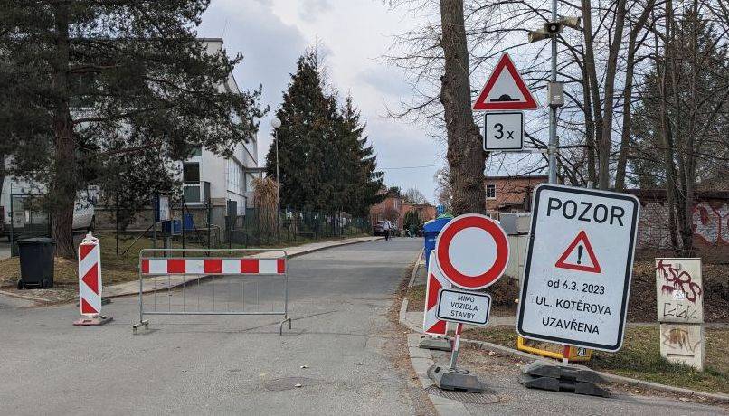 Zlín – Nepříznivé počasí a nutnost vést potrubí jinou trasou prodlužují práce v Kotěrově ulici. Rekonstrukce tamního vodovodu měla původně trvat do konce června, nyní je novým termínem dokončení závěr července. Investorem obnovy páteřního vodovodu je společnost VaK Zlín.