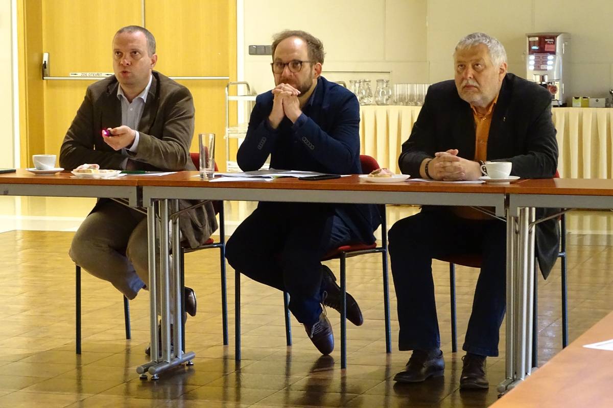 Ústecký a Středočeský kraj našly společnou řeč ohledně autobusové dopravy z Litoměřic do Prahy. Pokud všechny návrhy schválí na přelomu června a července krajští radní, budou cestující jezdit na této trase za výrazně výhodnějších podmínek, než jaké od března nasadil soukromý dopravce Bus Line. „Na konci srpna společnosti končí licence a o novou dosud nepožádala. Předpokládáme tedy, že od září bychom na tuto linku mohli nasadit společné autobusy obou krajů,“ potvrdil dobrou zprávu Radek Kozlík, z Odboru dopravy a silničního hospodářství Krajského úřadu Ústeckého kraje. 
Na trase se má objevit i několik nových zastávek. Z Litoměřic autobusy pojedou do Terezína, Bohušovic n. O., Dolánek n. O., Doksan (dvě zastávky), Dušníků, Přestavlk, Račiněvsi, Straškova (ráno a odpoledne i se zastávkou u místní školy), Mnetěše, Ledčic a Nové Vsi do Prahy, s konečnou zastávkou v Letňanech. Tím bude zajištěno přímé napojení na metro a autobusy se i vyhnou mnohdy složité dopravní situaci při zajíždění do Holešovic. 
„Důležitou informací je, že cestující budou moci jednotně využít buď tarifu Dopravy Ústeckého kraje (DUK) jen po Novou Ves, anebo Pražské integrované dopravy (PID) v celé trase. Za jednu zvýhodněnou jízdenku tak dojedou do Prahy, budou jezdit po Praze, ať už metrem nebo tramvajemi, a přijedou i zpátky do Litoměřic. A na druhé straně cestující z Prahy do Litoměřic budou moci dále za jednu jízdenku pokračovat v cestě po Ústeckém kraji,“ vysvětlil Radek Kozlík s tím, že cesta z Litoměřic do Prahy bude trvat 65 - 70 minut. 
{gallery}02023/autobusy_do_prahy{/gallery}
Na lince by měly jezdit 12metrové šedočervené autobusy PID, později větší, 15metrové. V současné době stále probíhají jednání s obcemi a školami na trase kvůli sladění dopravních časů. Velkou úsporu pro cestující mají zaručit týdenní, měsíční nebo roční jízdenky, zvýšení komfortu pak například garantovaná návaznost spojů nebo dispečer, jenž bude v případě potřeby k dispozici 20 hodin denně.  
V úterý se na toto téma konala informační schůzka v litoměřickém hradu, které se zúčastnili starostové obcí, kterými autobusy budou projíždět. Přítomni byli dále zástupci krajského úřadu, integrované dopravy Středočeského kraje a za město Litoměřice starosta Radek Löwy s Lenkou Kuchařovou z odboru dopravy. 
„Velice mě těší, že jednání vedla až k tomuto závěru. Věřím, že vše dopadne ku spokojenosti všech, zejména pak pravidelně dojíždějících do Prahy, pro něž jsou současné ceny soukromého dopravce neakceptovatelné,“ doplnil místostarosta Litoměřic Jiří Adámek, do jehož gesce spadá doprava a jenž se schůzek za město účastní. 
O víkendech by navíc autobusy měly zajíždět až k hornímu vlakovému nádraží s návazností na spoje jedoucí od České Lípy.