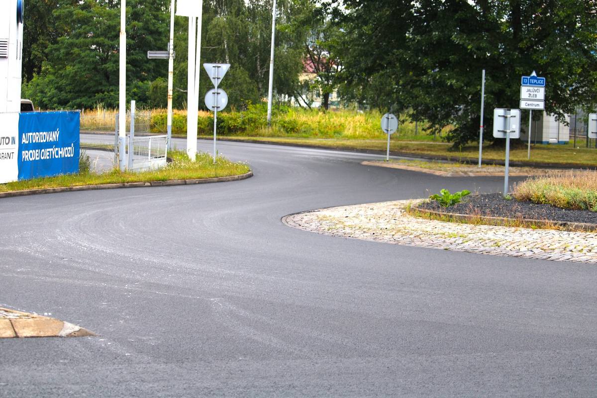 Od pátečního rána (28.7.) je kompletně průjezdné Labské nábřeží včetně kruhového objezdu u Tesca. Rekonstrukce povrchů na Labském nábřeží skončila několik dní před termínem, a to jak díky zhotovitelské firmě, tak i díky velmi příznivému počasí. 
Práce na rekonstrukci začaly 3. července. Hotovo mělo být 10. srpna. Postupnou opravou prošel úsek od železničního přejezdu v Přípeři až po kruhový objezd u Tesca.