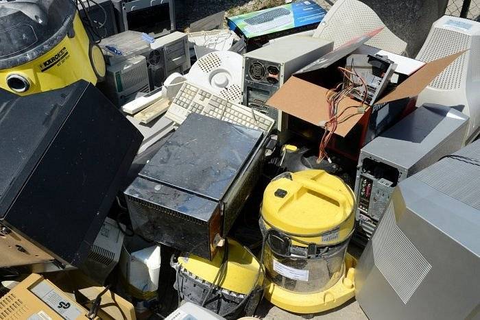 RESPONO, a.s. ve spolupráci s obecním úřadem zajistili sběr a odvoz nebezpečného odpadu a elektrozařízení. Uskuteční se v Rybníčku na parkovišti za Okály 16.9.2023 v době od 13:15 do 13:45 hodin.
Podrobné informace o odpadech, které budou vyváženy při tomto mobilním svozu a také informace o  sběrných dvorech, kam je možné předávat  nebezpečný odpad a elektrozařízení i mimo uvedený termín, naleznete v příloze.