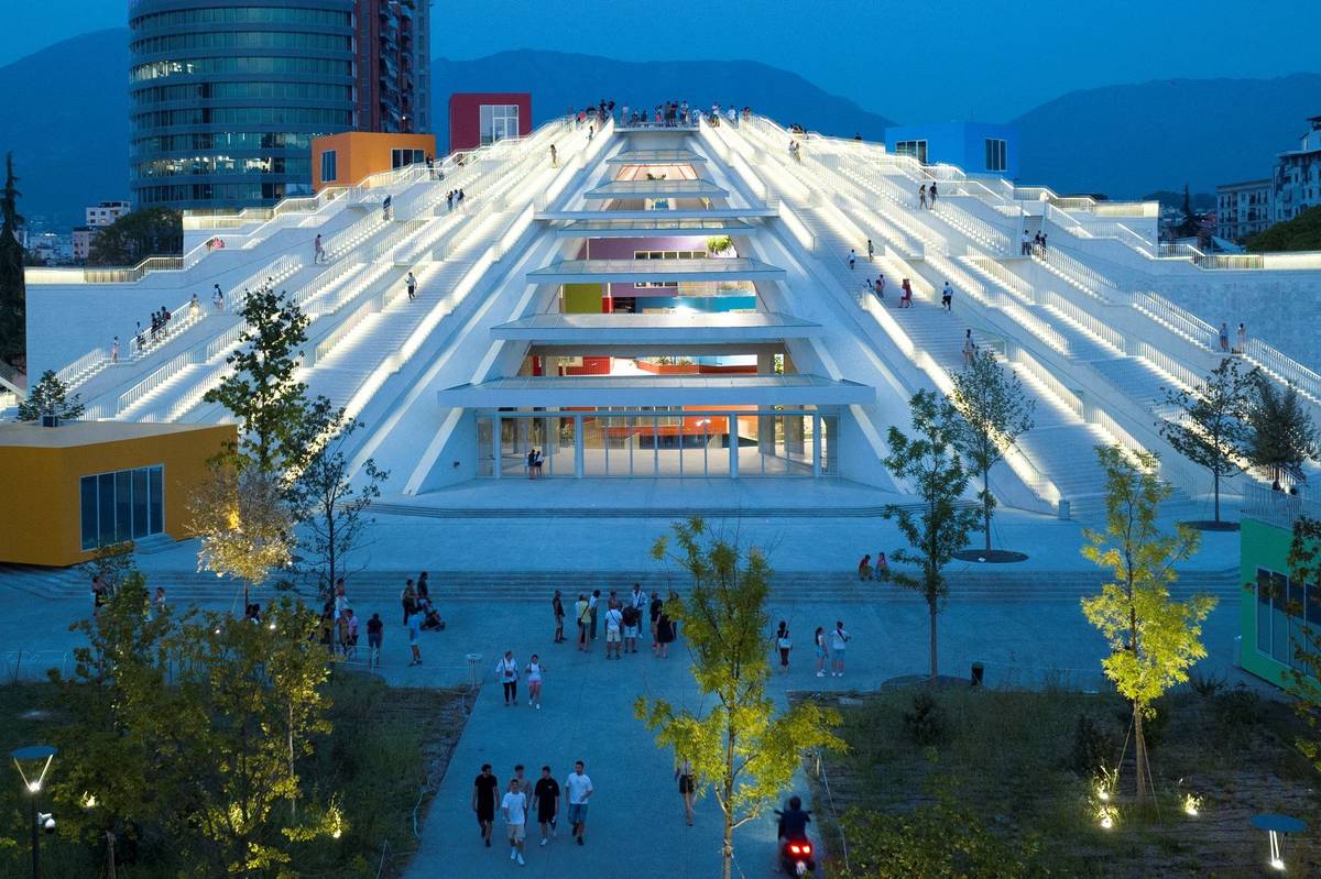 "Na druhou stranu, původní myšlenkou bylo mauzoleum na oslavu Hodži, a proto lidé chtěli vymazat jediný symbol, který zůstal z komunistických časů," dodává Ilda Qazimllariová.