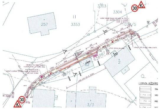 Informace na přechodnou úpravu provozu a zároveň omezení provozu stavbou na silnici č. III/3102 v sil. km 2,35 – 2,43 od čp.1 Chata Horalka až po čp.4 Hospoda U Jirásků v obci a katastrálním územím Sněžné z důvodu zajištění bezpečnosti a upozornění, na provádění stavebních prací v rámci akce: „Výstavba chodníků na III/3102 ve Sněžném“
Termín/doba platnosti úpravy: 25.10. – 10.11.2023, Pozemní komunikace: silnice č. III/3102
Provedení dopravního značení: přenosné, retroreflexní