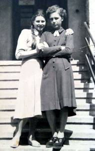 Mária Šidová s kamarádkou v 50. letech.