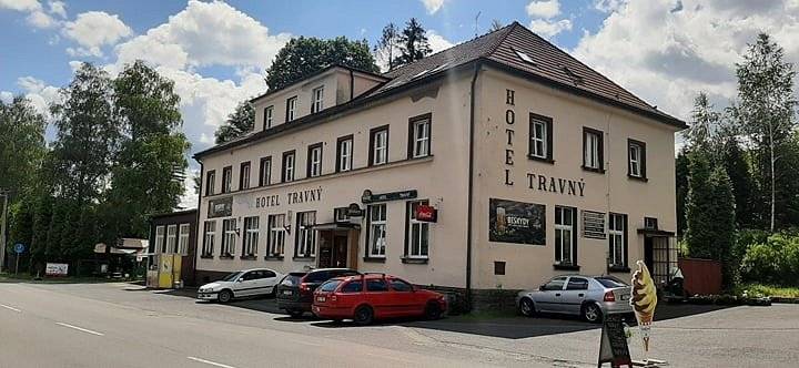 KUCHAŘKU, KUCHAŘE
SERVÍRKU, ČÍŠNÍKA
 
Nabízíme práci na hlavní pracovní poměr nebo brigádně, možnost i na zkrácený úvazek, pracovní doba dle dohody. Nabízíme pracovní smlouvu na dobu určitou (s možností prodloužení na dobu neurčitou), příplatek za víkendové směny, stravenkový paušál, možnost ubytování.
 
Zájemci se mohou hlásit na tel. 725 594 524 nebo 777 829 473, případně na e-mail: hoteltravny@gmail.com.