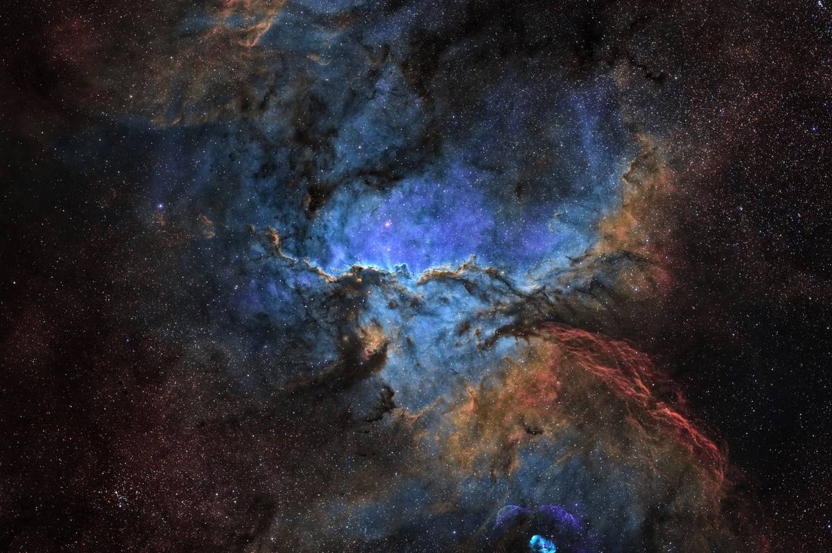 Viditelné polární záře nejsou v Česku moc častým jevem. Fotografovi se přesto povedlo jednu z nich zachytit nad Brněnskou přehradou, snímek se stal českou astronomickou fotografií měsíce za listopad. Ocenění za poslední měsíc roku zatím nebylo uděleno, uzávěrka je 31. prosince.