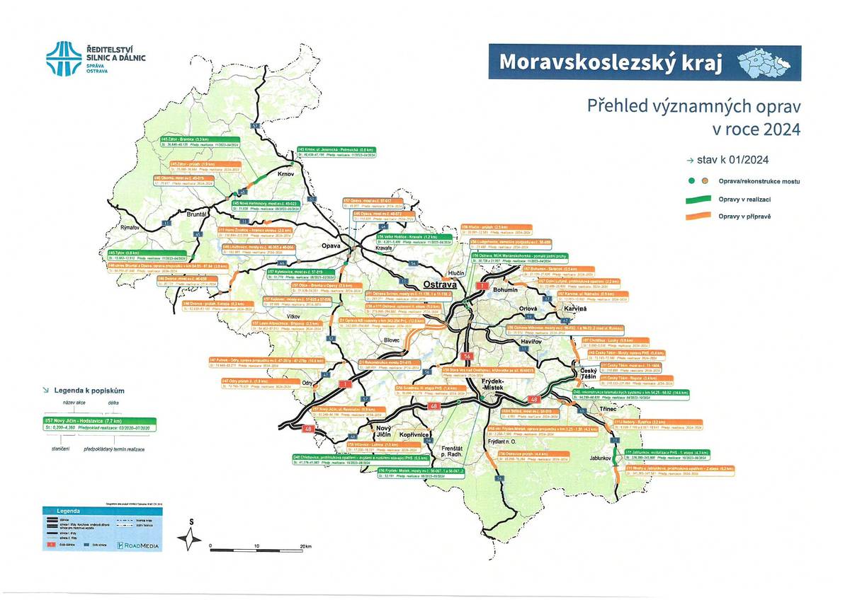 Správa Ostrava pokračuje se stavbami, zatímco údržba a opravy v roce 2024 vyjdou více než na miliardu korun
 
Ředitelství silnic a dálnic v Moravskoslezském kraji zastupuje Správa Ostrava, která prostřednictvím provozního úseku plánuje do roku 2024 investice ve výši přibližně 1,16 miliardy českých korun. Z těchto přidělených finančních prostředků náleží cca 609 milionů Kč na údržbové práce, zbytek vysoké částky pomáhá plnit účel provádění oprav svěřených silnic. Významnou část prostředků máme zasmluvněných, nicméně mnohé činnosti či opravy budou teprve soutěženy, proto může docházet k dílčím změnám hodnoty přidělených financí. Nových oprav nyní v kraji připravujeme zhruba 40, jak přehledně znázorňuje přiložená mapa obsahující dříve zahájené i dosud probíhající akce z loňského roku. Letošní rekonstrukce proběhnou po celém kraji v souladu s trvalým zvyšováním bezpečnosti silničního provozu a růstem kvality tuzemské dopravní infrastruktury.
 
Kromě provozní sekce organizující opravy a údržbu funguje na Správě Ostrava také úsek výstavby, který do roku 2024 vstupuje s předpokladem plynulého pokračování stavebních projektů. Zprovoznění se letos dočká první etapa dálnice D48 Bělotín–Rybí včetně obchvatu Mošnova a citelně pokročí rovněž příprava důležitých staveb. Konkrétně do prosince proběhne například hned několik výběrových řízení na zhotovitele (I/45 obchvat Bruntálu, I/46 jižní obchvat Opavy Hradecká – Olomoucká, I/57 Linhartovy, ekodukt Mosty u Jablunkova) a očekáváme postup v řadě řízeních o stavební povolení (I/45 Krnov – hraniční přechod, D48 MÚK Bělotín–Rybí II. etapa, I/45 Krnov – západní obchvat).  
 
Termíny uvedených rekonstrukcí i staveb včetně cen, rozsahu činností a vedení dopravy veřejně upřesníme vždy po podpisu smluv s vybraným zhotovitelem neboli před zahájením samotných prací. Volně publikovatelné informace poskytujeme přednostně na krajském Twitteru ŘSD (https://twitter.com/RSD_MSlezsky), méně častou alternativou jsou tyto informační zprávy posílané e-mailem. Spolehlivým zdrojem podrobností staveb a všech dalších projektů je Mapová aplikace na oficiálním webu www.rsd.cz.
