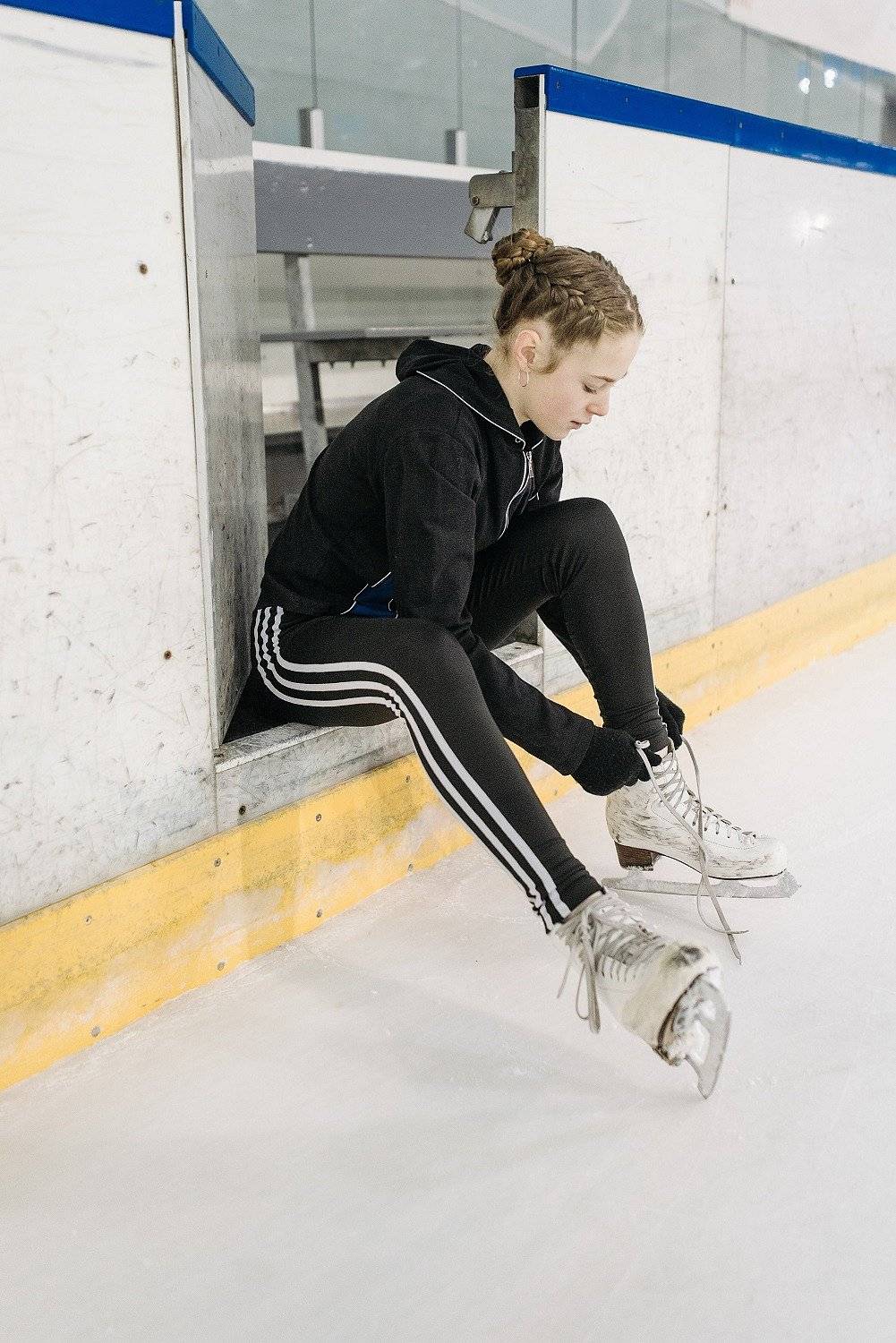 Správa majetku mesta Trnava v týchto dňoch vykonáva na Mestskom zimnom štadióne opravu teplovodného potrubia. Korčuľovanie pre verejnosť na tréningovej ploche je však stále v prevádzke bez obmedzení.
 Korčuľuje sa v utorky a štvrtky medzi 17. a 19. hodinou a tiež počas sobôt, nedieľ, prázdnin a sviatkov od 14.30 do 16.30 h a od 17.00 do 19.00 h.
K dispozícii je, samozrejme, aj brúsenie a požičovňa korčúľ. Nezabudnite na ochrannú prilbu a rukavice, aby ste predišli poraneniam hlavy a horných končatín.
V prípade akejkoľvek zmeny alebo prerušení prevádzky verejného korčuľovania bude správca štadióna informovať verejnosť na facebookovej stránke Správy majetku mesta Trnava a na webstránke smmt.trnava.sk. 
 Cenník aktuálnej sezóny
 Dieťa do 15 rokov: 3 €/*2 € 
 Dôchodcovia, ZŤP: 1 €/*0,70 €
 Ostatní vo veku nad 15 rokov:  5 €/*4 €
 Sprievod na ľade: 3 €/*2 €
 Požičiavanie korčúľ: 4 € za pár
 Šatňa/šatňová skriňa: 0,50 €/*0,50 €
 Brúsenie korčúľ: 5 € za pár
 *Zľavnené vstupné platí pre ľudí s trvalým pobytom v Trnave. Podmienkou je hodnoverné preukázanie trvalého pobytu:
• osoby staršie ako 15 rokov dokladom s fotografiou a údajom o trvalom pobyte,
• osoby mladšie ako 15 rokov ústnym čestným vyhlásením.
Údaje slúžia len na potrebu udelenia zvýhodneného vstupného, pričom sa nebudú žiadnym spôsobom zaznamenávať a ani iným spôsobom spracovávať.
V pokladni verejného korčuľovania je možná aj bezhotovostná platba. Akceptované sú aj benefitné karty Multisport a UpBalansea.
Ilustračné foto: pexels.com