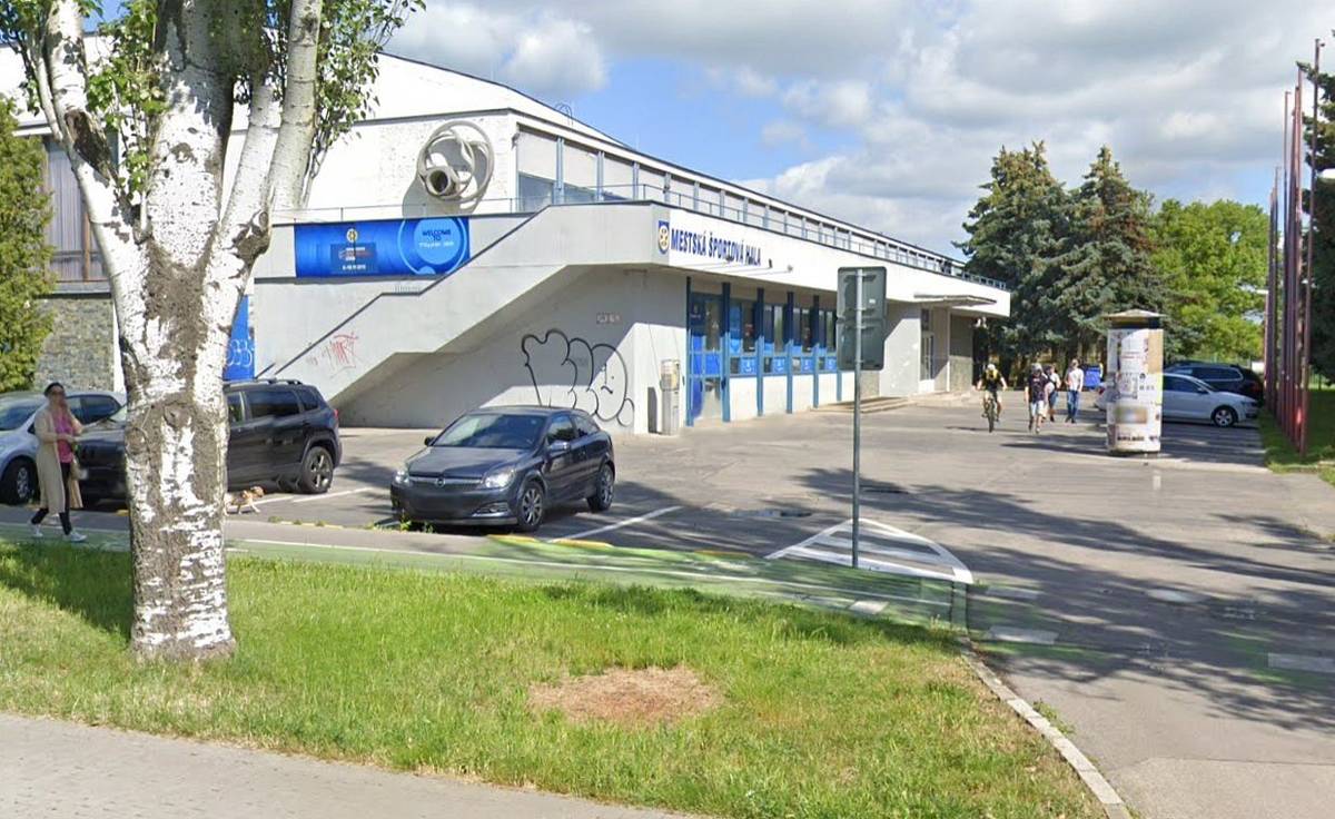 Z dôvodu konania futbalového turnaja v Mestskej športovej hale bude v piatok 23. februára 2024 úplne uzatvorená celá plocha malého parkoviska pred halou. Uzávera bude trvať od 7.30 h do 15.00 h.
Vytvorenie obchádzkovej trasy nebude potrebné a doprava bude usmerňovaná v zmysle dočasného dopravného značenia.
Za vzniknuté obmedzenia sa ospravedlňujeme.