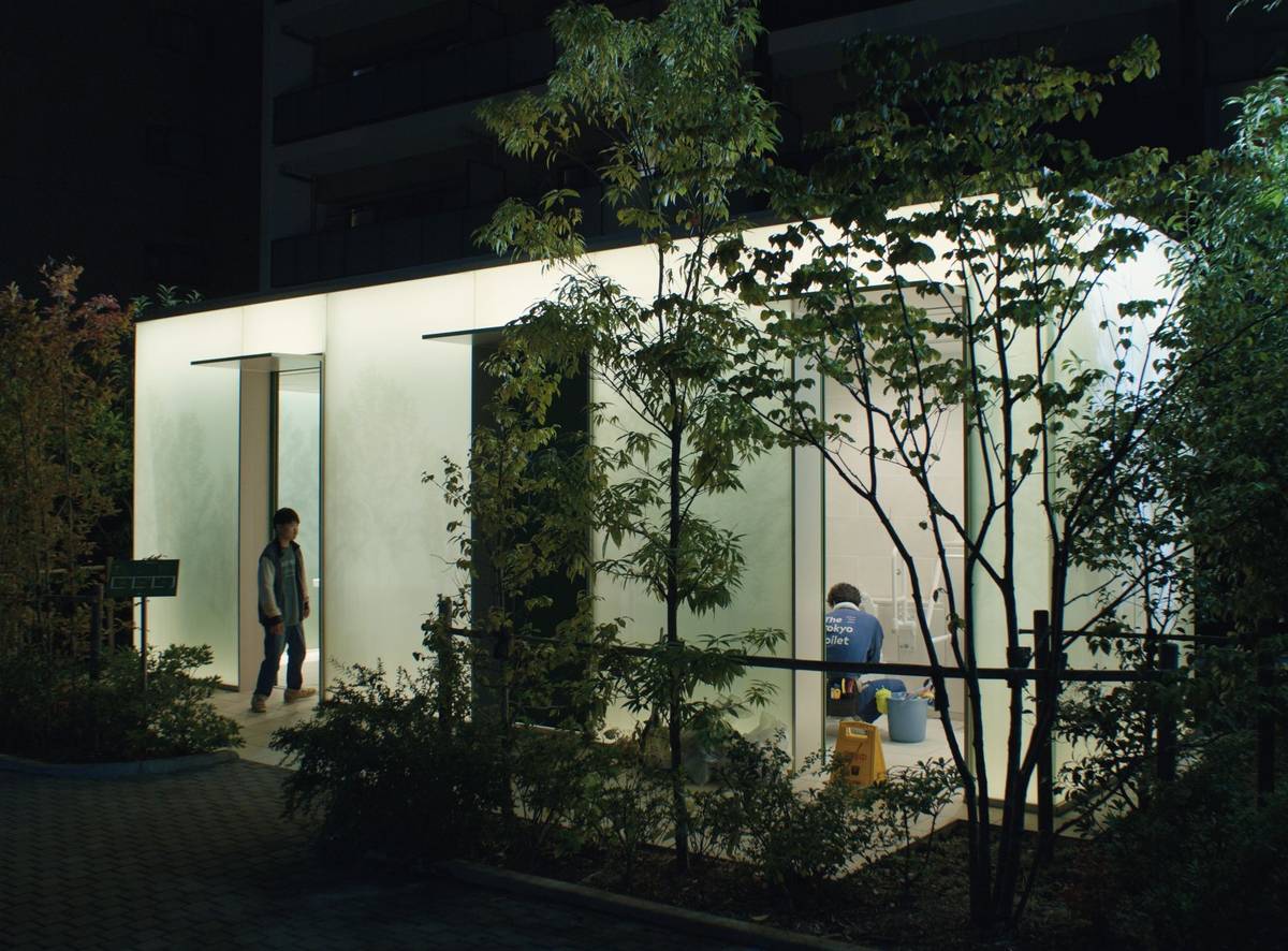 Wenders nakonec zvolil formu celovečerního filmu s jediným hlavním hrdinou. "V Japonsku jsou toalety malými svatyněmi klidu a důstojnosti. Líbily se mi fotografie těchto zázraků architektury, vypadaly spíše jako chrámy hygieny než jako toalety," píše se v materiálech distributora.