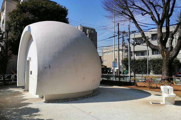 Moderní veřejné toalety měly vítat návštěvníky Tokia už v roce 2020, kdy měla země hostit olympijské hry. Kvůli pandemii koronaviru se ale posunula olympiáda i dostavba projektu The Tokyo Toilet.