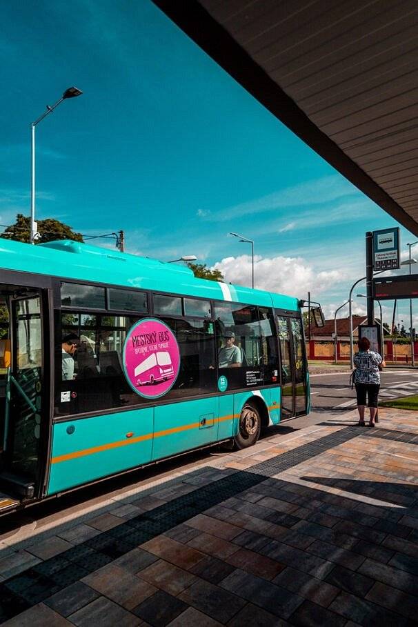 Trnavský samosprávny kraj a Mesto Trnava podpísali memorandum o vzájomnej spolupráci pri organizácii verejnej dopravy na území krajského mesta. Cieľom spolupráce je zefektívniť a skvalitniť služby v oblasti verejnej dopravy, a to prostredníctvom integrácie regionálnej autobusovej dopravy s mestskou autobusovou dopravou.
„V januári 2022 sme v regionálnej autobusovej doprave zaviedli zónové členenie kraja a predplatné cestovné lístky. Zlepšenie cestovania vyvolalo pozitívnu odozvu aj u predstaviteľov Mesta Trnava, ktorí prejavili záujem o dopravnú integráciu s Trnavským krajom. Spájame teda sily a podnikáme kroky k tomu, aby sme víziu efektívneho a praktického cestovania ľudí v trnavskom regióne naplnili. V praxi to bude pre cestujúcich znamenať, že s jedným predplatným lístkom môžu napríklad pricestovať zo Suchej nad Parnou do Trnavy, a zároveň ten istý lístok využijú aj priamo v mestskej hromadnej doprave. Zároveň je naším plánom, aby autobusy regionálneho dopravcu zastavovali aj na zastávkach v intraviláne mesta. Zabezpečíme tak ekonomicky aj organizačne výhodné cestovanie pre pravidelných cestujúcich. Verím, že týmto atraktívnym krokom pritiahneme ľudí do autobusov, čím sa odľahčí aj dopravná situácia v krajskom meste,“  povedal trnavský župan Jozef Viskupič s tým, že aktuálne na oboch stranách prebiehajú prípravné kroky napríklad v oblasti technického a administratívneho zabezpečenia, po ktorom bude župa a mesto kreovať spoločný produkt v zmysle spoločného cestovného lístka.
Ako dodal primátor mesta Trnava Peter Bročka: „Zvyšovanie kvality a dostupnosti verejnej dopravy je jednou z našich top priorít a som rád, že v osobe župana Jozefa Viskupiča máme stabilného partnera s rovnakým cieľom.“
Okrem zavedenia spoločného produktu v podobe predplatných lístkov na území Trnavy budú obe strany spolupracovať aj pri časovej a priestorovej koordinácii liniek regionálnej a mestskej autobusovej dopravy, čo zabezpečí nadväznosť jednotlivých druhov dopravy. Vytvorenie spoločného dopravného systému si vyžiada aj zjednotenie tarify. Do systému budú zahrnutí všetci traja zmluvní dopravcovia v Trnavskom kraji (Arriva Trnava, SAD Dunajská Streda, SKAND Skalica), ktorých pravidelné linky obsluhujú aj Trnavu.
„Memorandum o spolupráci v oblasti verejnej autobusovej dopravy vzniklo z iniciatívy mesta Trnava, nakoľko sa dlhodobo usilujeme o zavedenie integrovanej mestskej a regionálnej dopravy. Je výsledkom dobrej a efektívnej kooperácie odborných zamestnancov mesta a kraja. Zavedenie jednotných predplatných cestovných lístkov, ku ktorým toto memorandum smeruje, má uľahčiť a zatraktívniť cestovanie autobusmi a podporovať udržateľnú mobilitu,“ uviedol viceprimátor mesta Trnava Marcel Krajčo.
Vďaka spolupráci samospráv budú môcť cestujúci v meste pravdepodobne využiť okrem MHD aj regionálne autobusy, ktoré jazdia na území mesta. V praxi to bude znamenať, že cestujúci s predplatným cestovným lístkom môže nastúpiť do autobusu regionálneho dopravcu napríklad na zastávke Kukučínova a vystúpiť na Zelenom kríčku alebo Hospodárskej.
Zdroj: Tlačová správa - Trnavský samosprávny kraj