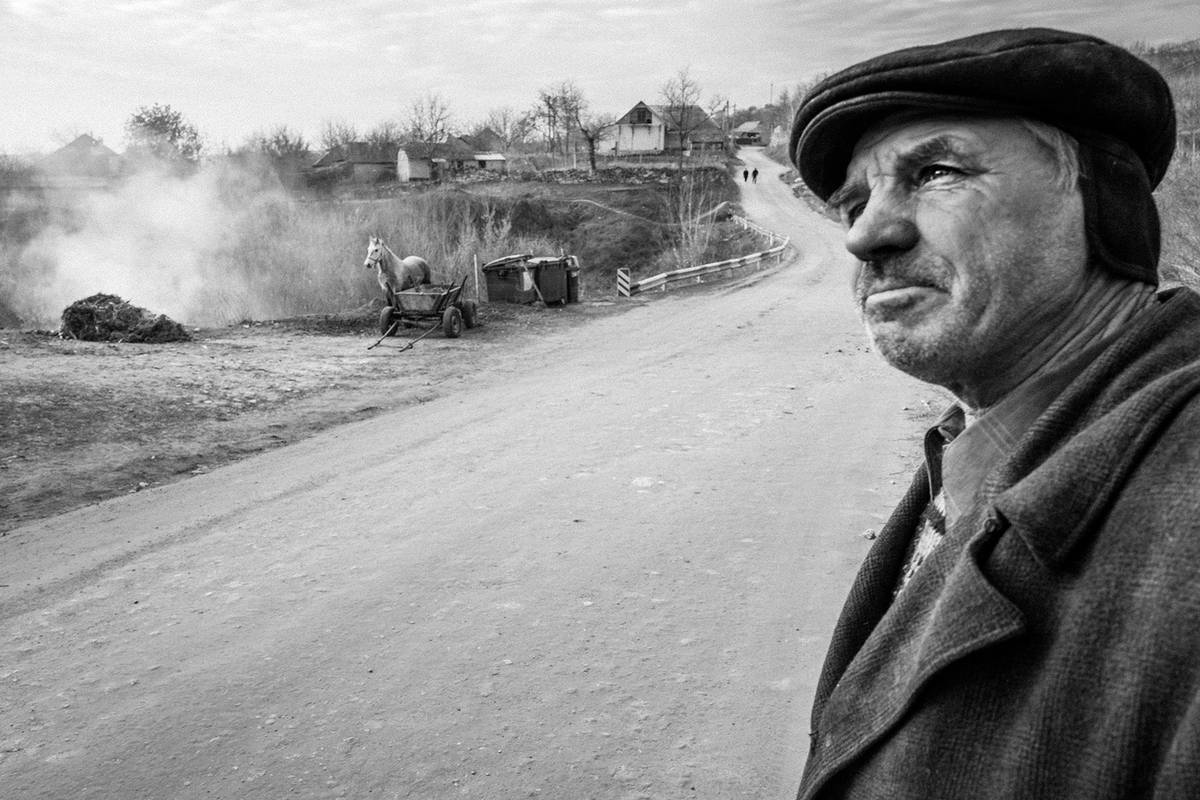 "Moldávii jsem si v podstatě hned zamiloval, zejména pak pro krásu a náladu venkova," vysvětluje Kevin V. Ton, který patří mezi přední české dokumentární fotografy.