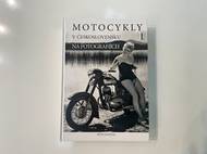 Kniha Motocykly v Československu je plná dobových rodinných fotek lidí a jejich jednostopých strojů