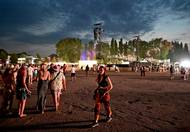 V několika případech se návštěvníci či zvědavci snažili zachytit dění na festivalu pomocí dronu ze vzduchu. "Neměli však patřičná povolení, tudíž jsme zajistili jejich drony, jednání zadokumentovali. Přestupky se budou řešit ve správním řízení," dodává policejní mluvčí.