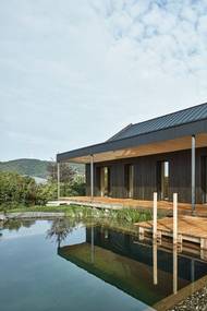 ... a na hladinu biotopu, v němž se dá v létě koupat.