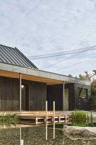 Výhoda jezírka je také ta, že přirozeně ochlazuje okolí.