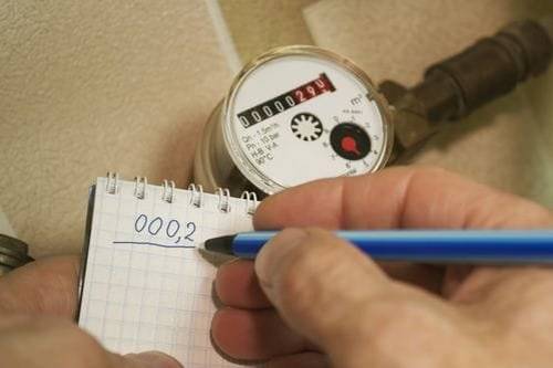 A kelet-szlovákiai vízművek értesítik a lakosságot, hogy 2024 augusztus 7-től, 2024 augusztus 31-ig vízóra leolvasást fognak végezni községünkben. Kérik Önöket tegyék könnyen hozzáférhetővé a vízórákat és zárják el a kutyákat.
Az ügyfelek saját maguk is leolvashatják és bejelenthetik a következő telefon számon.  056/6712777, 056/6712111                              vagy e-mailben a : jana.pavlikova@vodarne.eu címen legkésőbb 2024. augusztus 22-ig.
Megértésüket köszönik.

Východoslovenská vodárenská spoločnosť oznamuje občanom obce že od 7.augusta 2024 do 31. augusta 2024 budú vykonávať odpočet vodomerov. Žiadajú Vás aby ste umožnili prístup k Vaším vodomerom a zatvorili psov.
Odberatelia môžu vykonať aj samo odpočet a nahlásiť ho telefonicky na č.t.: 056/6712777, 056/6712111 alebo emailom                                na jana.pavlikova@vodarne.eu, najneskôr do 22.08.2024
Za spoluprácu ďakujú.