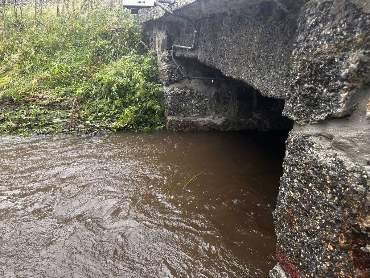 Vážení občané Obec Pertoltice stále platí 1 SPA v obci. Pertoltický potok pravidelně kontrolujeme a veškeré informace zpracováváme. JSDH Pertoltice je rozdělena na dvě zásahová družstva, kdy jedno pomáhá okolním obcím kde je výrazně horší situace. Jedno družstvo je v obci připravené kdykoliv zasáhnout pro potřeby obce Pertoltice. V průběhu dne a večera předpokládáme vzestup hladiny Pertoltického potoka. Buďte prosím opatrní.
Starosta.