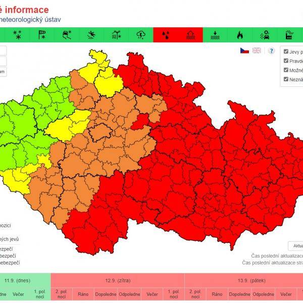 Meteorologové vydali nejvyšší stupeň výstrahy před deštěm a povodněmi v kraji



Území Pardubického kraje by měl od čtvrtka do neděle zasáhnout extrémně vydatný a trvalý déšť. Aktuálně vydaná výstraha je platná od noci ze středy na čtvrtek až do nedělního večera.

 



Část srážek by mohla absorbovat půda, která je ve většině oblastí vysušená. Očekáváme však vydatné deště ve čtyřdenním úhrnu v rozmezí od 150 do 250 mm, u takto výrazných srážek půda nezachytí vše. 
 
Riziko platí pro velká i malá povodí a je třeba se připravit.


více v článku bit.ly/rizikopovodní

 

 Aktuální informace a výstrahy pro jednotlivá území je možné sledovat na webu Českého hydrometeorologického ústavu:
http://www.chmi.cz/.../docs/meteo/om/vystrahy/index.html