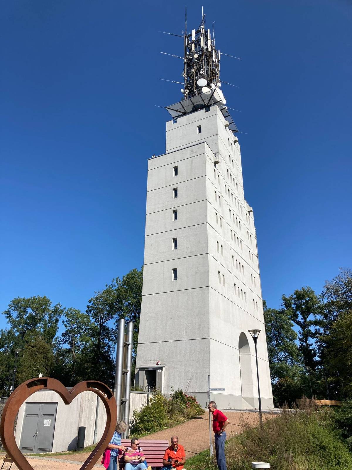 Hned vedle restaurace stojí rozhledna, kterou otevřeli v roce 1976 jako symbol francouzsko-německého přátelství. Od roku 2013 je rozhledna bezbariérová.