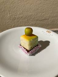 Petit four - malá cukrovinka nebo slaný předkrm. Název je francouzský, petit four, což znamená „malá trouba“. I takové sladkosti nabízí cukrárna na náměstí v Blieskastelu.