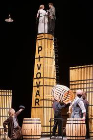 Nahoře Jana Ondrušková v roli Maryšky a Michal Štěrba jako Pepin.