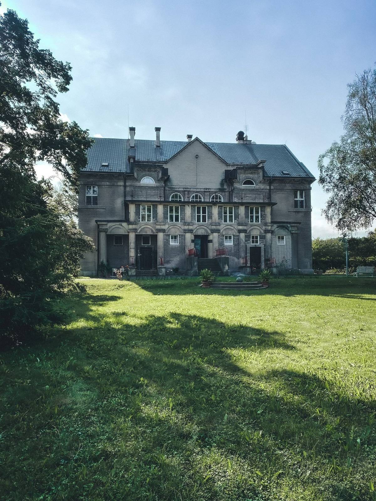 Prvorepubliková Vila Čerych stojí v krásné zahradě ve městě Česká Skalice na Náchodsku. Od roku 1958 je památkově chráněná, včetně zahrady.