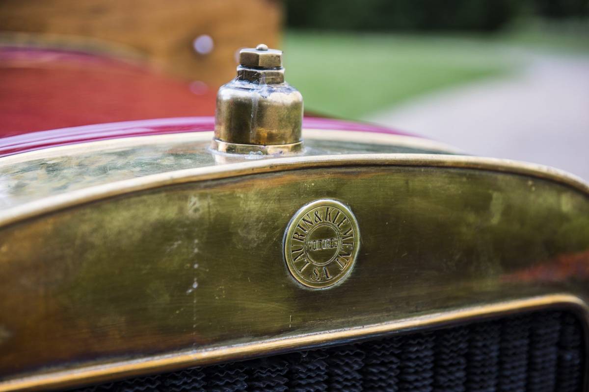 Logo automobilky v přední části.