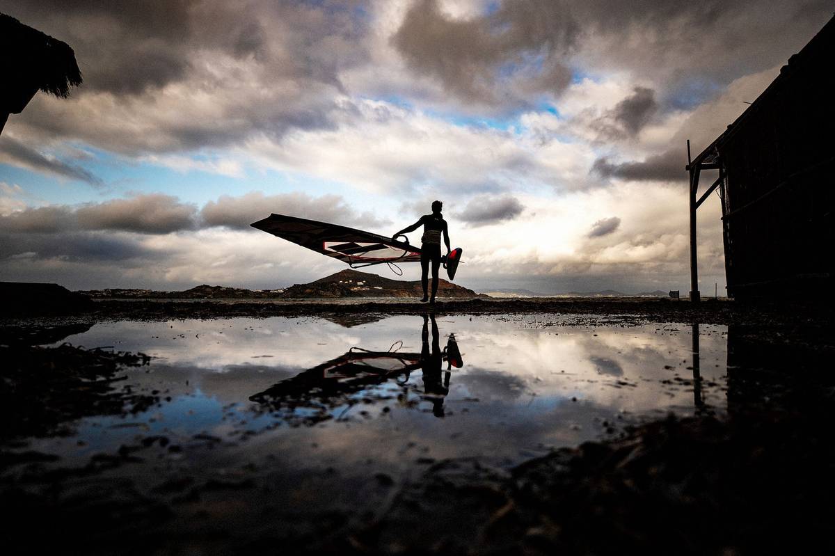 Editoři Red Bull Content Poolu tradičně sestavují celosvětový výběr nejlepších fotografií extrémních a menších sportů za uplynulý rok. Podívat se na ně můžete v naší fotogalerii. Tento snímek pořídil Alex Grymanis. Zachycuje windsurfaře Lennarta Neubauera během tréninku na řeckém ostrově Naxos.