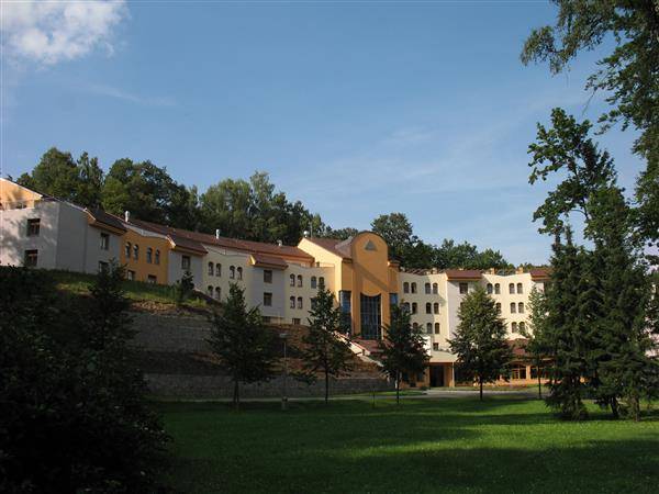 Denní stacionář je určen občanům města Pelhřimova a jeho místních částí, kteří jsou starší 50 let a potřebují pomoc a podporu vzhledem ke svému zdravotnímu stavu, necítí se bezpečně ve své domácnosti bez přítomnosti jiné osoby, nebo potřebují společnost druhé osoby ke spokojenému a naplněnému životu.