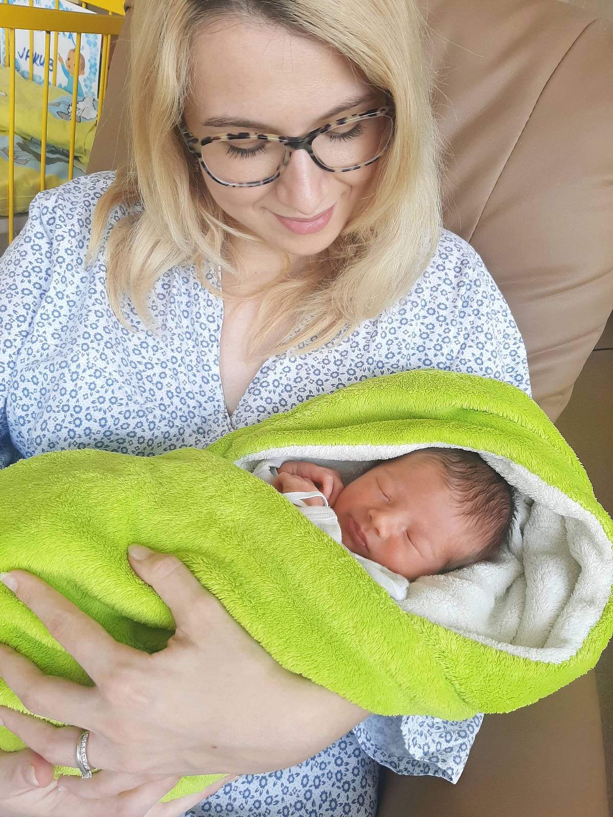 Krásné zprávy z třebíčské porodnice! S velikou radostí oznamujeme, že se v neděli 9. července narodilo v třebíčské nemocnici 500. miminko roku 2023. Stal se jím chlapeček Jakub Stloukal z Třebíče a má se čile k světu. Jeho míry jsou 48 cm a 2810 gramů.
Mamince a tatínkovi gratulujeme a Jakoubkovi přejeme lásku, štěstí a hlavně pevné zdraví.