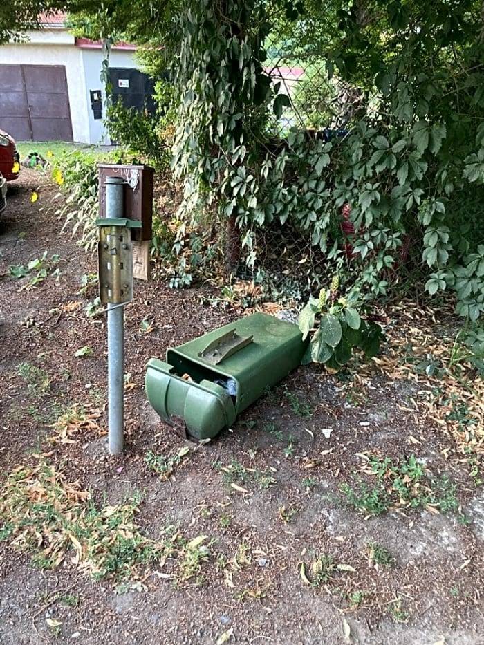 Dobrý den, 
nahlášeno svozové firmě, která urychleně zajistí nápravu.
MM Děčín