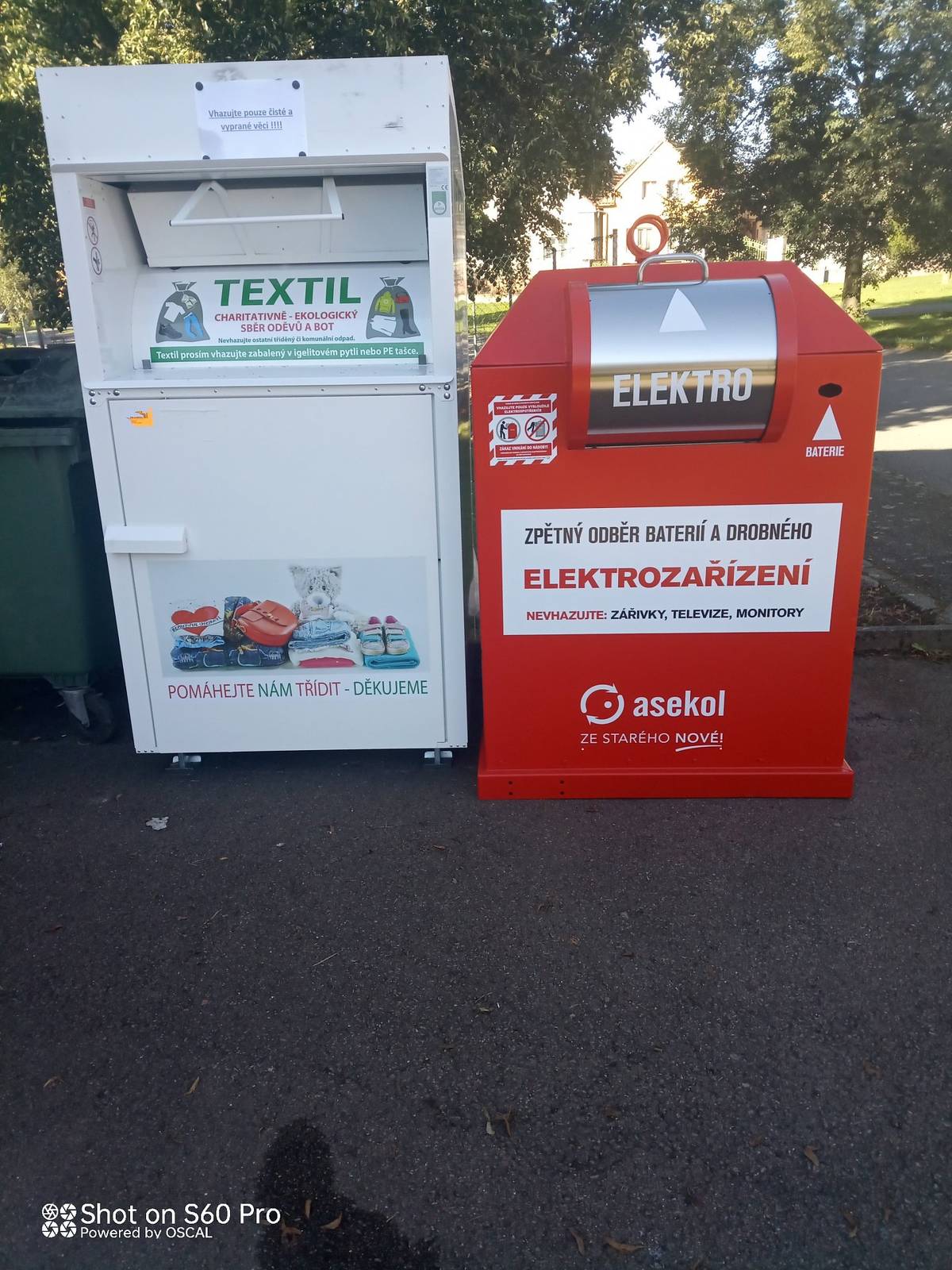 Dnes byl nově instalován další kontejner v naší obci. Tento je umístěn u budovy obecního úřadu. Je zde možné vhazovat malé elektrozařízení, jako mobilní telefony, mixery, klávesnice, myši k PC, baterie a další malé elektro. Je zakázáno vhazovat televizory, monitory PC, zářivky atd..