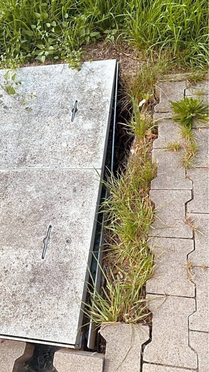 Děkujeme za podnět, odbor komunikací a dopravy zajistí opravu jímky. 
MM Děčí