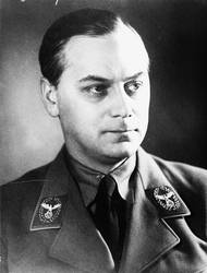 Alfred Rosenberg byl baltský Němec narozený v Tallinu. V letech 1941 až 1945 vykonával funkci ministra pro okupovaná východní území. Je považován za jednoho z podstatných autorů teorií o árijské nadřazenosti, nutnosti životního prostoru pro Němce ve východní Evropě (Lebensraum) a o nebezpečí moderního "degenerovaného a neárijského" umění.