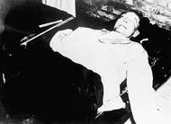 Mrtvola Hermanna Göringa v norimberské cele. Popravených 16. října 1946 tak bylo jen jedenáct mužů, přestože odsouzených bylo dvanáct.