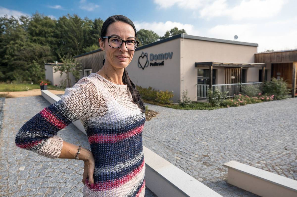 Dana Motlová nás vítá v pečovatelském domě Podhradí v Týnci nad Labem.