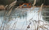 V soukromém areálu nedaleko Českých Budějovic se u hráze rybníka nachází dřevostavba, v níž jako by se na chvíli zastavil čas a veškeré dění bylo jen v rukou přírody.