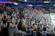 Jenže hokejistům Suomi se zatím výtečně daří, a tak mají fanoušci často důvod k bouřlivé radosti.