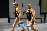 Finové jsou mezi fanoušky známi jako mistři extravagantních obleků. Tato dvojice evidentně věří ve zlatý úspěch.