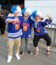 Finští fanoušci s parukami a klasickými brýlemi s vlajkou.