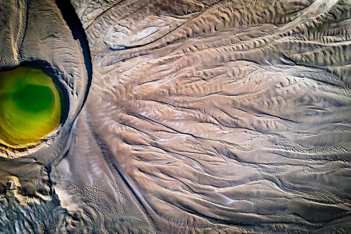 Záběry z dronu, které pořídil polský fotograf Marcin Giba nad Slezskem, zachycují haldy kolem uhelných dolů, zasněženou krajinu nebo různé struktury vybudované lidmi. Pohled z ptačí perspektivy a fotografovo umění jim však dodávají až mimozemský vzhled. Nyní svou práci vystavuje v ostravské Galerii Opera, kde bude k vidění až do druhé poloviny března.