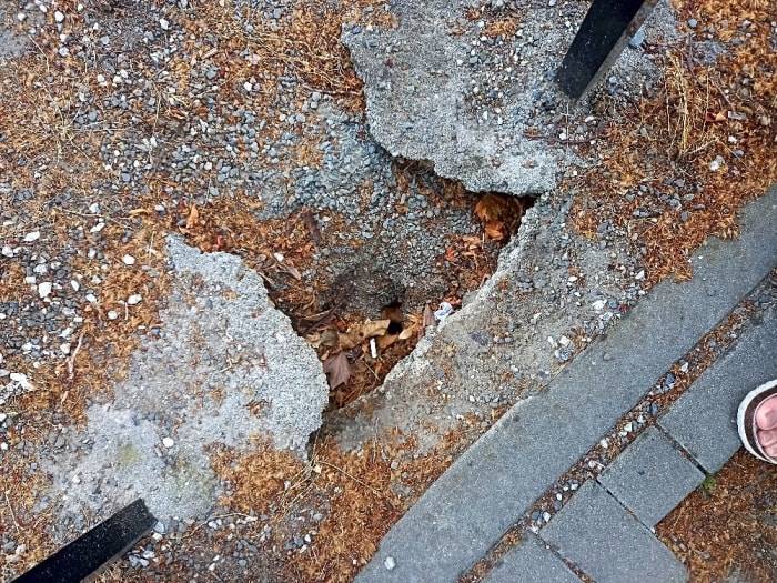 Opraveno správcem městského hřbitova, Technickými službami Uničov.