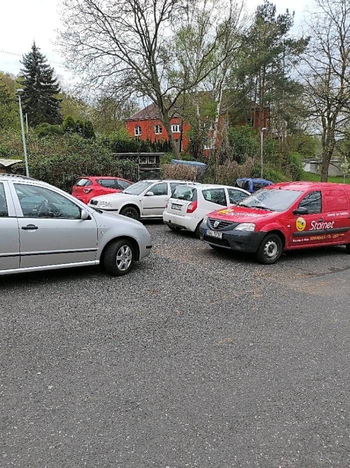 Dobrý den pane Kopal,
Vyznačení parkovacích míst bude řešeno Odborem dopravy a majetku magistrátu města Ústí nad Labem p. Novák tel. 475271863.  
S pozdravem Marešová