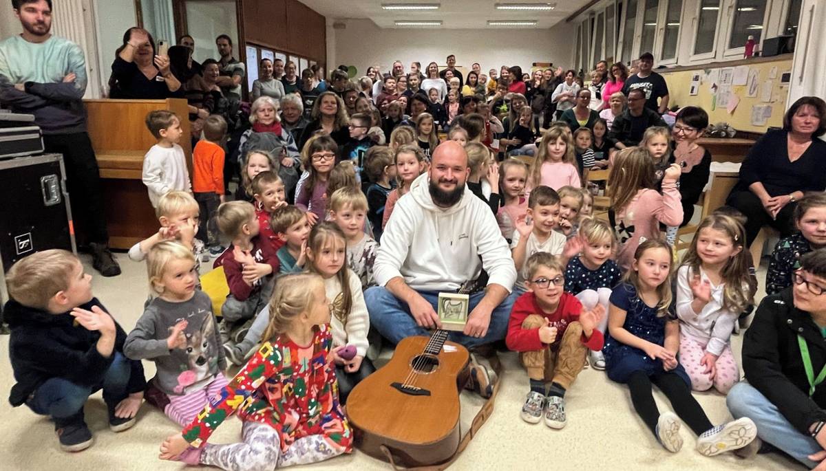 Zlín - Půl milionu korun. Přesně taková částka poputuje díky dobročinné akci Den pro Zuzanku na pomoc onkologicky nemocným dětem. Letošní 12. ročník se uskutečnil ve středu 13. prosince v prostorách Mateřské školy Osvoboditelů v Kolektivním domě. Den pro Zuzanku se koná pravidelně před Vánocemi na památku Zuzanky Oškerové, která v roce 2012 podlehla ve svých čtyřech letech zákeřné leukémii.