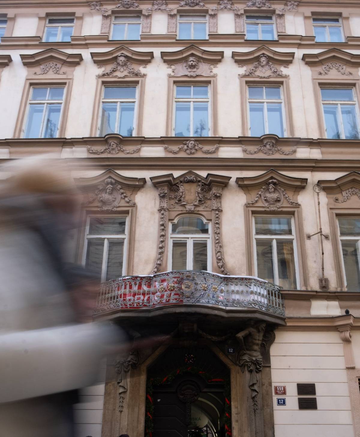 Podle Jamníka se lidé často ptají na to, kolik domácí koncert stojí. "Zájemcům posíláme příručku, která odkrývá karty. Vysvětluje, že muzikanti chtějí hrát pro lidi a trávit s nimi čas a co se týče těch finančních podmínek, tak ve chvíli, kdy organizátor pozve domů další diváky a ti přispějí tak zvaně do klobouku, už v tu chvíli má solidní honorář. Samozřejmě, že částka se odvíjí i od toho, jestli hraje student nebo houslový virtuóz, ale všechno je v podstatě o domluvě," dodává nadšenec.