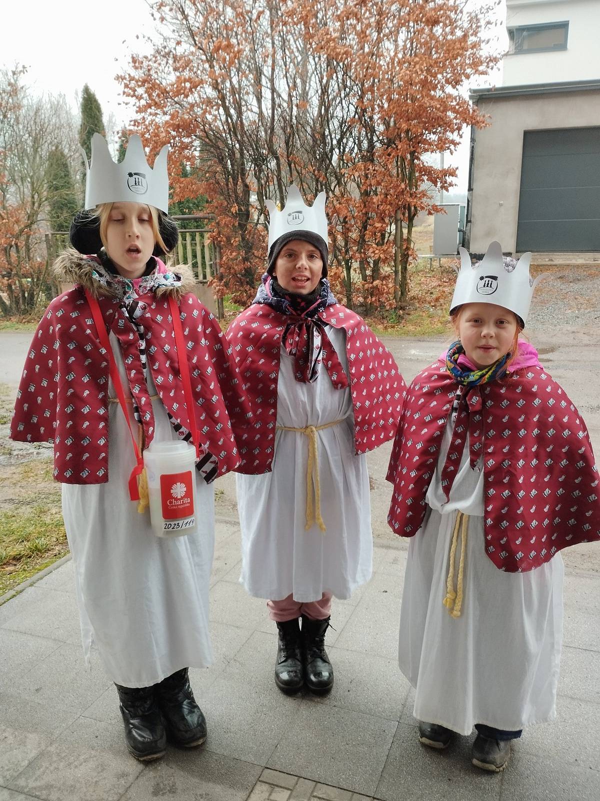 V rámci tradiční Tříkrálové sbírky 2024 v Kadově a místních částech darovali naši občané 18 081,- Kč. Po obcích koledníci vykoledovali tyto částky:
Kadov - 4 900,- Kč
Lnářský Málkov - 3 351,- Kč
Vrbno, Mračov - 5 500,- Kč
Pole - 4 330,- Kč
Děkujeme všem za laskavé přispění a paní Lence Fořtové s dětmi - Verunce Smetanové, Aničce Fořtové, Pavlínce Šmídové, Adriance Dufkové a THAI BINH MINH za smysluplnou koledu ve svém volném čase.
