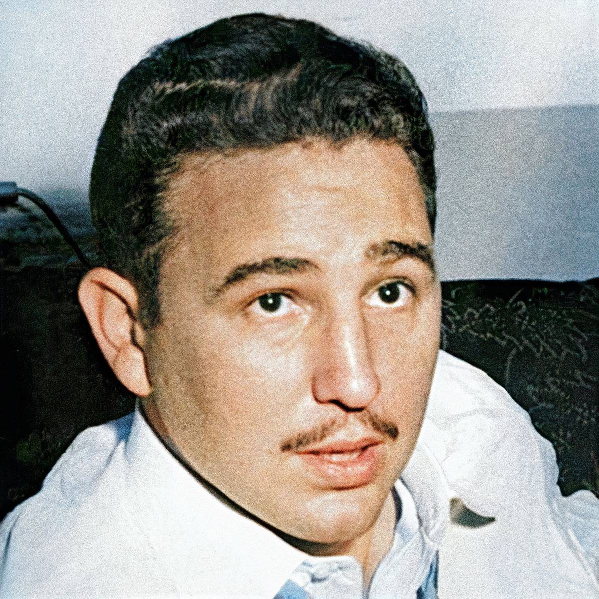 Fidel Castro byl služebně nejstarší hlavou republiky 20. století. Vládl 47 let – od chvíle, kdy v roce 1959 na karibském ostrově svrhl diktátora Fulgencia Batistu, až do svého odstoupení v roce 2006. Pouze thajský král Pchúmipchon Adunjadét a britská panovnice Alžběta II. byli na trůně déle, v obou případech šlo ale o monarchy, kteří své tituly zdědili. Na snímku ze začátku padesátých let je Castro během studií.