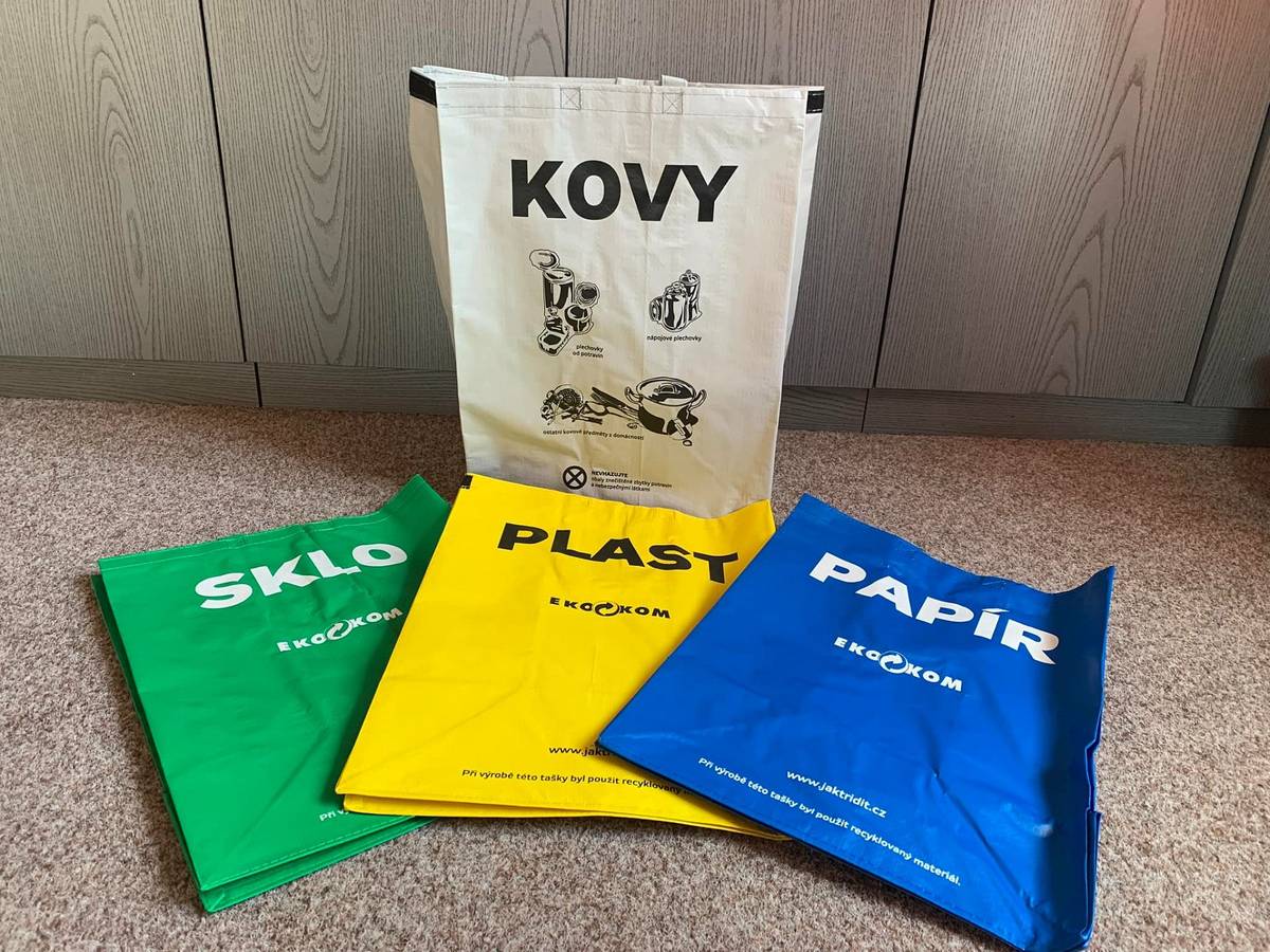 Vážení občané 
protože nám velmi záleží na životním prostředí a také důsledném třídění odpadu, nakoupili jsme pro vás opět po čtyřech letech tašky, které k tomuto účelu můžete využívat 
Na obci je k dispozici 100 sad, pro které se můžete poprvé zastavit už zítra. Poskytneme Vám je zdarma 

Tak toho využijte a pomáhejte přírodě 

Mějte hezké dny,
Jarda Pich, starosta